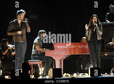 Nov 10, 2010 - Nashville, Tennessee, Stati Uniti d'America - Musicisti Charles Kelley, DAVE HAYWOOD, e HILLARY SCOTT della band Lady Antebellum esegue come parte del 44th annuale di CMA Music Awards che ha avuto luogo presso la Bridgestone Arena si trova nel centro cittadino di Nashville. Copyright 2010 Jason Moore. (Credito Immagine: © Foto Stock