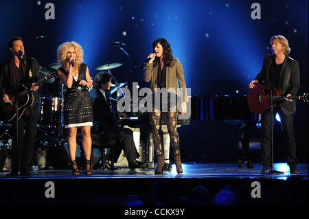 Nov 11, 2010 - Nashville, Tennessee, Stati Uniti d'America - cantante esegue come parte della CMA Paese natale di nastratura della televisione che ha avuto luogo presso la Bridgestone Arena si trova nel centro cittadino di Nashville. Copyright 2010 Jason Moore. (Credito Immagine: © Jason Moore/ZUMApress.com) Foto Stock
