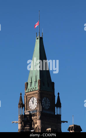 Nov 11, 2010 - Ottawa, Ontario, Canada - Bandiere canadesi sono stati abbassati a metà in corrispondenza del montante 11am durante il Giorno del Ricordo a Ottawa. (Credito Immagine: © Kamal Sellehuddin/ZUMApress.com) Foto Stock