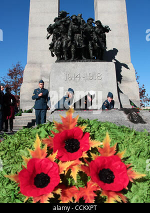 Nov 11, 2010 - Ottawa, Ontario, Canada - Papaveri sono collocati sulla tomba del Milite Ignoto a seguito di un Giorno del Ricordo cerimonia presso il National War Memorial a Ottawa (credito Immagine: © Kamal Sellehuddin/ZUMApress.com) Foto Stock