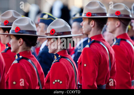 Nov. 11, 2010 - Ottawa, Ontario, Canada - Nov 11 2010: membri dell'RCMP durante un giorno del ricordo nel centro cittadino di Ottawa, Ontario, Canada. (Credito Immagine: © Leon Svizz/Southcreek globale/ZUMApress.com) Foto Stock