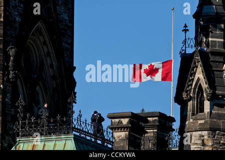 Nov. 11, 2010 - Ottawa, Ontario, Canada - Nov 11 2010: roof-top sicurezza durante un giorno del ricordo nel centro cittadino di Ottawa, Ontario, Canada. (Credito Immagine: © Leon Svizz/Southcreek globale/ZUMApress.com) Foto Stock