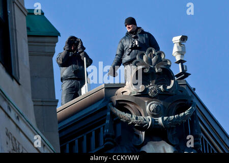 Nov. 11, 2010 - Ottawa, Ontario, Canada - Nov 11 2010: roof-top sicurezza durante un giorno del ricordo nel centro cittadino di Ottawa, Ontario, Canada. (Credito Immagine: © Leon Svizz/Southcreek globale/ZUMApress.com) Foto Stock