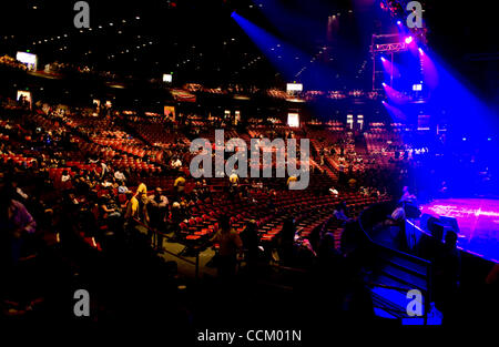 Novembre 12, 2010 - Los Angeles, California, Stati Uniti - Svuotare posti a sedere presso l'anfiteatro di Gibson in Los Angeles. (Credito Immagine: © Leopoldo Pena/ZUMApress.com) Foto Stock