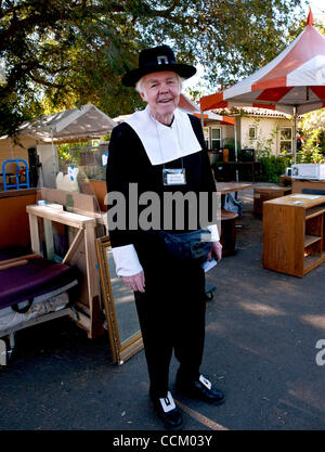 Nov. 12, 2010 - Claremont, California, Stati Uniti d'America - Wes Brown della 62a Pellegrino annuale luogo Festival, che è messo su dagli abitanti del luogo del pellegrino, un cristiano di previdenza professionale comunità. Con un 'no mezzi finanziari test' per residence ammissibilità, pellegrina luogo ospita oltre 300 pensionati minis Foto Stock