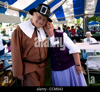 Nov. 12, 2010 - Claremont, California, Stati Uniti d'America - Luce di Byron, sinistra e Willie Grable all'sessantaduesima annuale posto Pellegrino Festival, che è messo su dagli abitanti del luogo del pellegrino, un cristiano di previdenza professionale comunità. Con un 'no mezzi finanziari test' per residence ammissibilità, pellegrina luogo ho Foto Stock