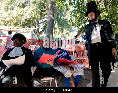 Nov. 12, 2010 - Claremont, California, Stati Uniti d'America - attori nel ringraziamento rievocazione della 62a Pellegrino annuale luogo Festival, che è messo su dagli abitanti del luogo del pellegrino, un cristiano di previdenza professionale comunità. Con un 'no mezzi finanziari test' per residence ammissibilità, pellegrina luogo hous Foto Stock