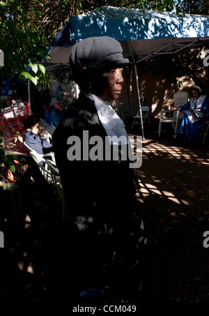 Nov. 12, 2010 - Claremont, California, Stati Uniti d'America - Maria Ida Gardner, riproduzione di Harriet Tubman, attende dietro le quinte prima di iniziare il corteo di ringraziamento della 62a Pellegrino annuale luogo Festival, che è messo su dagli abitanti del luogo del pellegrino, un cristiano di previdenza professionale comunità. Con un ' Foto Stock