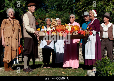 Nov. 12, 2010 - Claremont, California, Stati Uniti d'America - La tabella del raccolto viene presentato durante il corteo di ringraziamento della 62a Pellegrino annuale luogo Festival, che è messo su dagli abitanti del luogo del pellegrino, un cristiano di previdenza professionale comunità. Con un 'no mezzi finanziari test' per residence eli Foto Stock