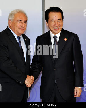 Nov. 13, 2010 - Yokohama, Giappone - Dominique Strauss-Kahn, Direttore generale del Fondo monetario internazionale, viene accolto dal Primo Ministro Giapponese Naoto Kan (R) prima di benvenuto Colazione di lavoro presso la cooperazione economica Asia-Pacifico (APEC), a Yokohama, nei pressi di Tokyo, Giappone, 13 novembre 2010. Il Foto Stock