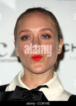 Nov 13, 2010 - Los Angeles, California, Stati Uniti - Attrice Chloe Sevigny presso il Museo di Arte Contemporanea presenta 'l'artista Museum accade" tenutasi presso il MOCA. (Credito Immagine: © Lisa O'Connor/ZUMApress.com) Foto Stock