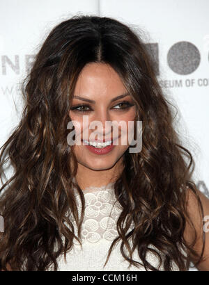 Nov 13, 2010 - Los Angeles, California, Stati Uniti - Attrice Mila Kunis presso il Museo di Arte Contemporanea presenta 'l'artista Museum accade" tenutasi presso il MOCA. (Credito Immagine: © Lisa O'Connor/ZUMApress.com) Foto Stock