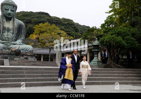 Nov. 13, 2010 - Kamakura, Giappone - il Presidente Usa Barack Obama cammina con Takao Sato (L), il capo di monaco del Kotoku-nel tempio e Michiko Sato (R), il direttore del tempio, al termine della sua visita al Grande Buddha di Kamakura a Kamakura, nella prefettura di Kanagawa, Giappone, 14 novembre 2010. Obama visita Foto Stock