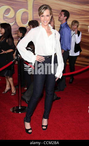 14 nov 2010 - Hollywood, California, Stati Uniti d'America - Attore JULIE BENZ arrivando al 'aggrovigliato' Premiere Mondiale tenutasi presso l'El Capitan theater. (Credito Immagine: © Lisa O'Connor/ZUMApress.com) Foto Stock