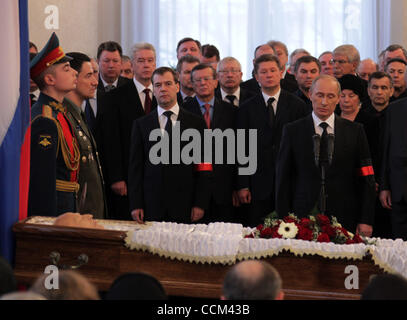 Il Presidente russo Dmitry Medvedev (l) e il primo ministro Vladimir Putin (r) che frequentano il servizio funebre per l ex primo ministro russo Viktor Chernomyrdin a Mosca del Vorobyovy Gory Casa di accoglienza, 5 novembre 2010. Foto Stock
