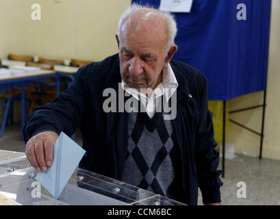 Nov. 7, 2010 - Athens, Grecia - Greci di votare per le comunali e le elezioni regionali. Primo Ministro greco ha detto che non avrebbe alcuna possibilità di scelta, ma per chiamare sulle prime elezioni nazionali se gli elettori hanno rigettato la sua politica di austerità nei sondaggi locali. (Credito Immagine: © Aristidis Vafeiadakis/ZUMApress.com) Foto Stock