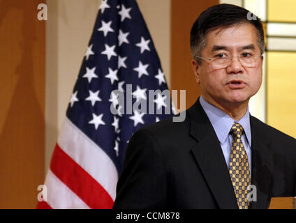 Nov. 9, 2010 - Tokyo, Giappone - STATI UNITI Segretario al Commercio GARY LOCKE parla durante una conferenza tenutasi dalla Camera di Commercio Americana in Giappone (ACCJ) all'Hotel Okura Tokyo, in Giappone. Egli discute l'importanza delle relazioni economiche tra gli Stati Uniti e il Giappone, il commercio aperto l'ambiente, così come il Foto Stock