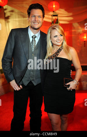 Novembre 9, 2010 - Nashville, Tennessee, Stati Uniti d'America - musicista BLAKE SHELTON e Miranda Lambert arrivano sul tappeto rosso al 58th annuale Paese BMI Awards che ha avuto luogo presso il BMI edificio. Copyright 2010 Jason Moore. (Credito Immagine: © Jason Moore/ZUMApress.com) Foto Stock