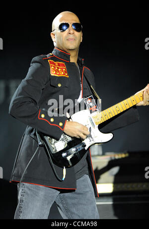 Oct 30, 2010 - New Orleans, in Louisiana, Stati Uniti d'America - chitarrista Tom Morello della band Street Sweeper Social Club si esibisce dal vivo come parte del 2010 Voodoo Music Festival che si svolge presso il parco della città si trova a New Orleans. Il Voodoo Music Festival è un tre festival musicale con una varietà di artista pe Foto Stock