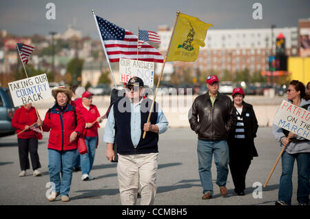 Oct 31, 2010 - Washington, Distretto di Columbia, Stati Uniti - Tea Party sostenitori radunati in Wilmington riverfront domenica per l arrivo del Tea Party Express a un rally per il repubblicano del senato americano candidato Christine O'Donnell. (Credito Immagine: © Pete Marovich/ZUMApress.com) Foto Stock