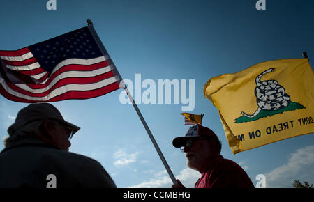 Oct 31, 2010 - Washington, Distretto di Columbia, Stati Uniti - Tea Party sostenitori radunati in Wilmington riverfront domenica per l arrivo del Tea Party Express a un rally per il repubblicano del senato americano candidato Christine O'Donnell. (Credito Immagine: © Pete Marovich/ZUMApress.com) Foto Stock