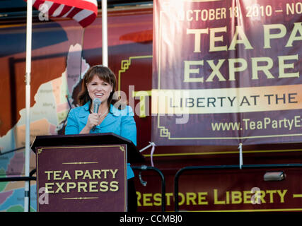 Oct 31, 2010 - Washington, Distretto di Columbia, Stati Uniti - Tea Party sostenitori radunati in Wilmington riverfront domenica per l arrivo del Tea Party Express a un rally per il repubblicano del senato americano candidato CHRISTINE O'Donnell. (Credito Immagine: © Pete Marovich/ZUMApress.com) Foto Stock