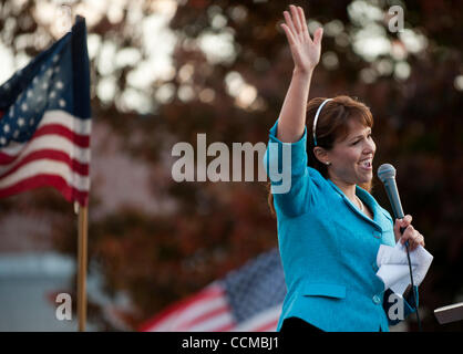 Oct 31, 2010 - Washington, Distretto di Columbia, Stati Uniti - Tea Party sostenitori radunati in Wilmington riverfront domenica per l arrivo del Tea Party Express a un rally per il repubblicano del senato americano candidato CHRISTINE O'Donnell. (Credito Immagine: © Pete Marovich/ZUMApress.com) Foto Stock