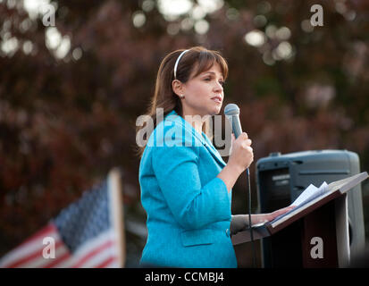 Oct 31, 2010 - Washington, Distretto di Columbia, Stati Uniti - Tea Party sostenitori radunati in Wilmington riverfront domenica per l arrivo del Tea Party Express a un rally per il repubblicano del senato americano candidato CHRISTINE O'Donnell. (Credito Immagine: © Pete Marovich/ZUMApress.com) Foto Stock