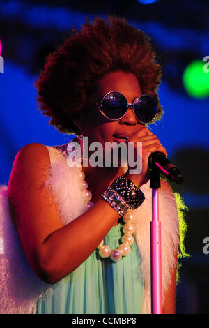 Ottobre 31, 2010 - New Orleans, Louisiana, Stati Uniti d'America - artista di registrazione / attrice Macy Gray esegue al 2010 Voodoo esperienza presso il parco della città nel mese di ottobre 31, 2010 a New Orleans, Louisiana. (Credito Immagine: © Stacy Revere/Southcreek globale/ZUMApress.com) Foto Stock