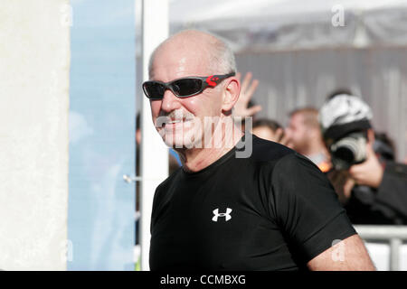 Ottobre 31, 2010 - Athens, Grecia - Primo Ministro greco Georgios Papandreou eseguire nella maratona di Atene a 10k. (Credito Immagine: © Aristidis Vafeiadakis/ZUMApress.com) Foto Stock