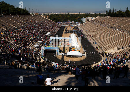 Ottobre 31, 2010 - Athens, Grecia - Panathenaikon Stadium è la finitura per la XXVIII Atene Maratona Classica (credito Immagine: © Aristidis Vafeiadakis/ZUMApress.com) Foto Stock