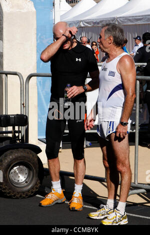 Ottobre 31, 2010 - Athens, Grecia - Primo Ministro greco Georgios Papandreou eseguire nella maratona di Atene a 10k. (Credito Immagine: © Aristidis Vafeiadakis/ZUMApress.com) Foto Stock