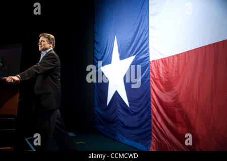 Nov 02, 2010 - Austin, Texas, Stati Uniti - Texas Governor RICK PERRY parla ai tifosi dopo la sua vittoria annuncio. (Credito Immagine: © Sandra Dahdah/ZUMApress.com) Foto Stock