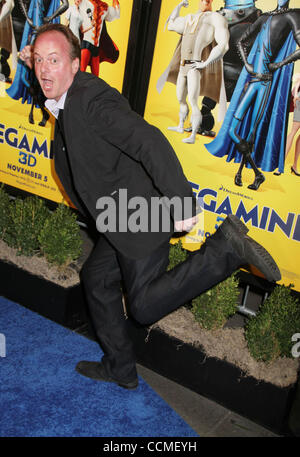 Nov. 3, 2010 - New York New York, Stati Uniti - Regista Tom MCGRATH assiste il New York premiere di 'Megamind" tenutasi presso l'AMC Lincoln Square Theatre. (Credito Immagine: © Nancy Kaszerman/ZUMApress.com) Foto Stock