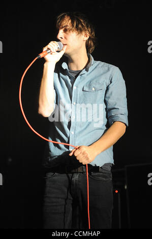 Oct 25, 2010 - Myrtle Beach, Carolina del Sud e Stati Uniti d'America - cantante Thomas Mars dei Phoenix band suona dal vivo come il loro tour 2010 fa una sosta presso la Casa dei Blues situato in Myrtle Beach. Copyright 2010 Jason Moore. (Credito Immagine: © Jason Moore/ZUMApress.com) Foto Stock