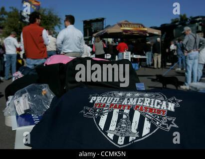 T-shirts e altro materiale promozionale patriottica sono offerti per la vendita durante un arresto sul Tea Party Express IV nationwide tour bus. Il conservatore di attivismo politico pianificato di gruppo 31 si arresta durante il suo tour di 15 giorni che conduce fino alle elezioni generali. Foto Stock