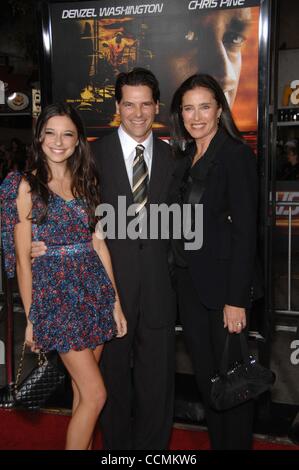 Ottobre 27, 2010 - Hollywood, California, Stati Uniti - Lucy Ciaffa, Chris Ciaffa e Mimi Rogers durante la premiere del nuovo film dal ventesimo secolo Fox inarrestabile, svoltasi presso il Regency Village Theatre, il 26 ottobre 2010 a Los Angeles. 2010..k66633mge.(Immagine di credito: Â© Michael Germana Globo/foto/ZU Foto Stock