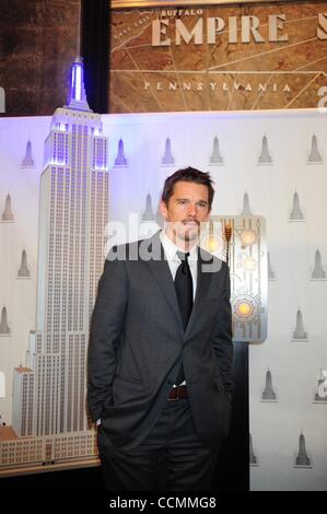 28 ottobre 2010 - Manhattan, New York, Stati Uniti - ETHAN HAWKE, Academy-Award nominato attore e filantropo illumina il Empire State Building blu per celebrare il ''Men In Blu'' del Doe del Fondo è pronto e disponibile programma. (Credito Immagine: © Bryan Smith/ZUMApress.com) Foto Stock
