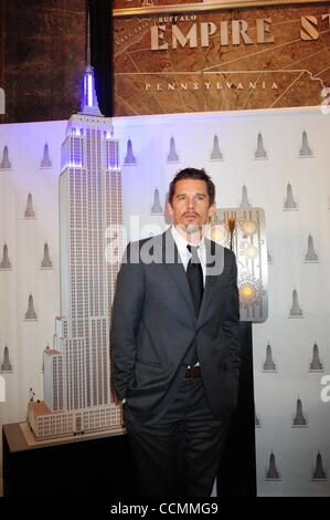 28 ottobre 2010 - Manhattan, New York, Stati Uniti - ETHAN HAWKE, Academy-Award nominato attore e filantropo illumina il Empire State Building blu per celebrare il ''Men In Blu'' del Doe del Fondo è pronto e disponibile programma. (Credito Immagine: © Bryan Smith/ZUMApress.com) Foto Stock