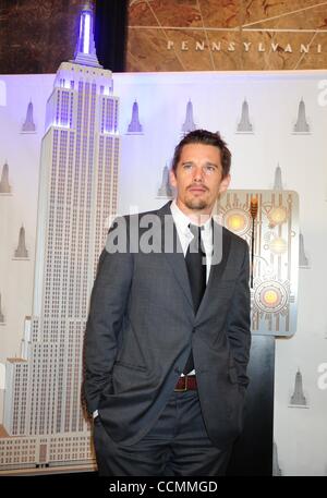 28 ottobre 2010 - Manhattan, New York, Stati Uniti - ETHAN HAWKE, Academy-Award nominato attore e filantropo illumina il Empire State Building blu per celebrare il ''Men In Blu'' del Doe del Fondo è pronto e disponibile programma. (Credito Immagine: © Bryan Smith/ZUMApress.com) Foto Stock