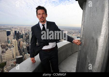 28 ottobre 2010 - Manhattan, New York, Stati Uniti - ETHAN HAWKE, Academy-Award nominato attore e filantropo illumina il Empire State Building blu per celebrare il ''Men In Blu'' del Doe del Fondo è pronto e disponibile programma. (Credito Immagine: © Bryan Smith/ZUMApress.com) Foto Stock