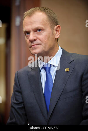 28 ottobre 2010 - Bruxelles, BXL, Belgio - Il primo ministro polacco Donald Tusk durante una riunione delle parti sociali in vista di una Unione europea leaders summit di Bruxelles in Belgio su 2010-10-28 L'Unione europea ha lottato per garantire le tensioni su chiamate franco-tedesca per modificare il trattato UE non th Foto Stock