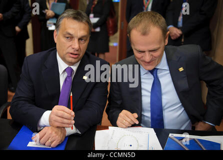 28 ottobre 2010 - Bruxelles, BXL, Belgio - Primo Ministro ungherese Viktor Orban (L) colloqui con il suo omologo polacco Donald Tusk durante una riunione delle parti sociali in vista di una Unione europea leaders summit di Bruxelles in Belgio su 2010-10-28 L'Unione europea ha lottato per garantire le tensioni su F Foto Stock