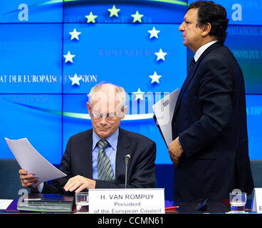 28 ottobre 2010 - Bruxelles, BXL, Belgio - Presidente del Consiglio europeo Herman Van Rompuy (L) e il Presidente della Commissione europea José Manuel Barroso, durante una conferenza stampa presso un vertice Ue di Bruxelles in Belgio su 2010-10-28 L'Unione europea ha lottato per garantire le tensioni su chiamate franco-tedesco Foto Stock