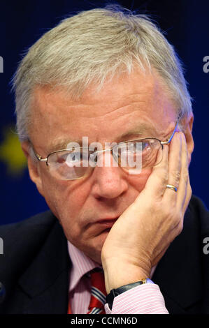 28 ottobre 2010 - Bruxelles, BXL, Belgio - Segretario Generale della Confederazione Europea dei Sindacati John Monks durante una conferenza stampa presso un vertice Ue di Bruxelles in Belgio su 2010-10-28 L'Unione europea ha lottato per garantire le tensioni su chiamate franco-tedesca per modificare il trattato UE non th Foto Stock