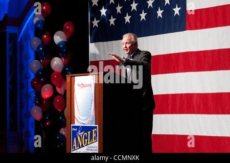 Oct 29, 2010 - Las Vegas, Nevada, Stati Uniti - JON VOIGHT parla durante un rally per il candidato repubblicano per il senato degli Stati Uniti, S. angolo. (Credito Immagine: © C E Mitchell/ZUMApress.com) Foto Stock