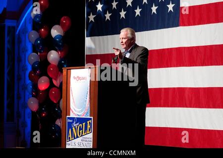 Oct 29, 2010 - Las Vegas, Nevada, Stati Uniti - JON VOIGHT parla durante un rally per il candidato repubblicano per il senato degli Stati Uniti, S. angolo. (Credito Immagine: © C E Mitchell/ZUMApress.com) Foto Stock