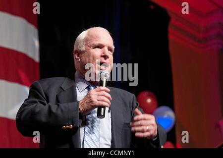 Oct 29, 2010 - Las Vegas, Nevada, Stati Uniti - JOHN MCCAIN parla durante un rally per il candidato repubblicano per il senato degli Stati Uniti, S. angolo. (Credito Immagine: © C E Mitchell/ZUMApress.com) Foto Stock