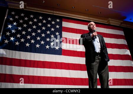 Oct 29, 2010 - Las Vegas, Nevada, Stati Uniti - JOHN MCCAIN parla durante un rally per il candidato repubblicano per il senato degli Stati Uniti, S. angolo. (Credito Immagine: © C E Mitchell/ZUMApress.com) Foto Stock