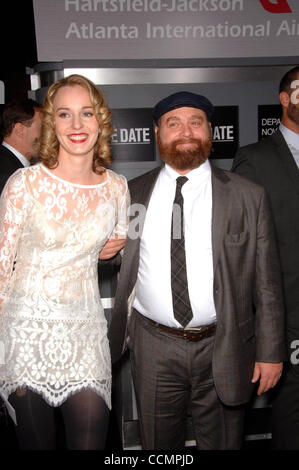 Ottobre 29, 2010 - Hollywood, California, Stati Uniti - Quinn Lundberg e Zach Galifianakis durante la premiere del nuovo film della Warner Bros Foto DATA DI SCADENZA, tenutasi al Grauman's Chinese Theater, il 28 ottobre 2010 a Los Angeles. 2010.K66654mge(Immagine di credito: Â© Michael Germana Globo/foto/ZUMApress Foto Stock